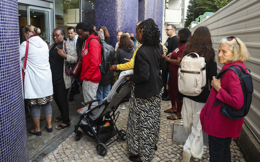 Pessoas aguardam à porta do IHRU em Lisboa por apoios à renda