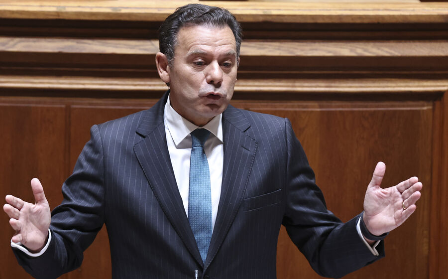 Montenegro anunciou no Parlamento que taxas e ISP descem se preços de combustíveis aumentarem mais de 10 cêntimos.