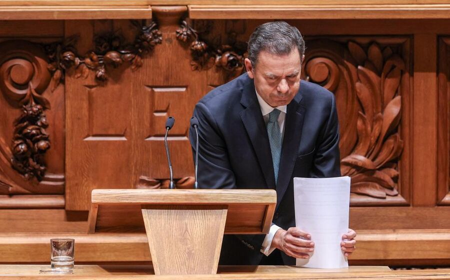 Aliança Democrática mantém-se à frente na sondagem da Intercampus, mas perde terreno face a outubro.