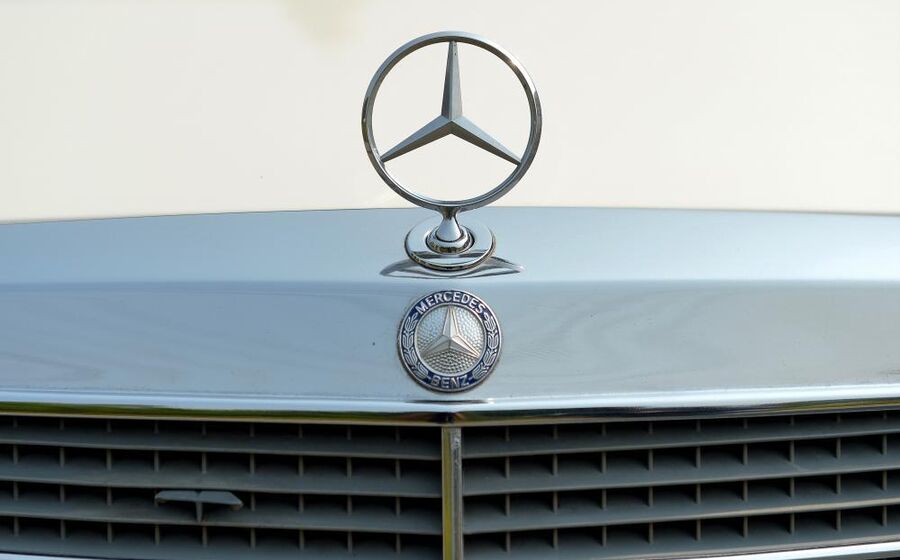 Lucro da Mercedes-Benz cai 50% até setembro para 3.878 milhões de euros