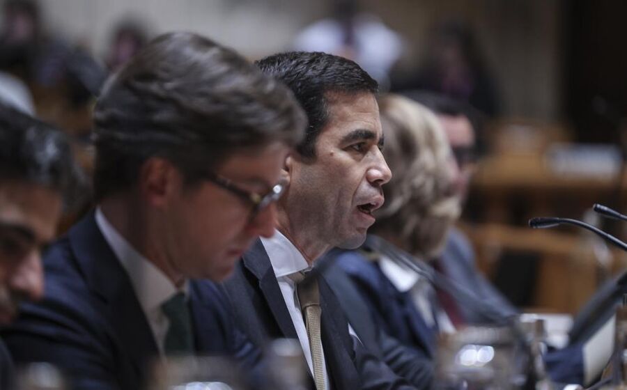 Ministro António Leitão Amaro nega que imigrantes sejam 'parasitas do Estado'