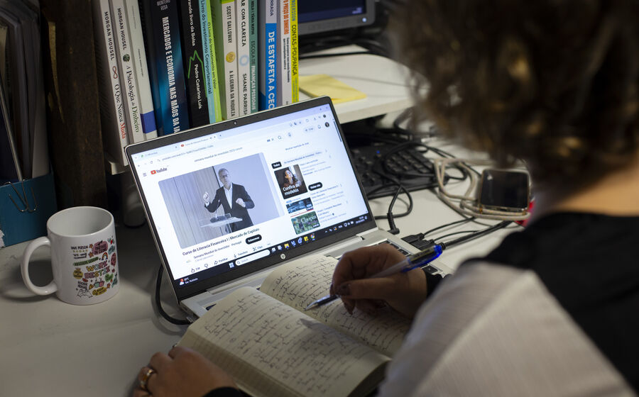 Há uma série de cursos online que prometem ensinar a investir.