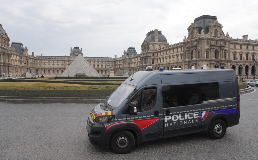 Transferência de joias do Louvre para o Banco de França, escoltada pela polícia
