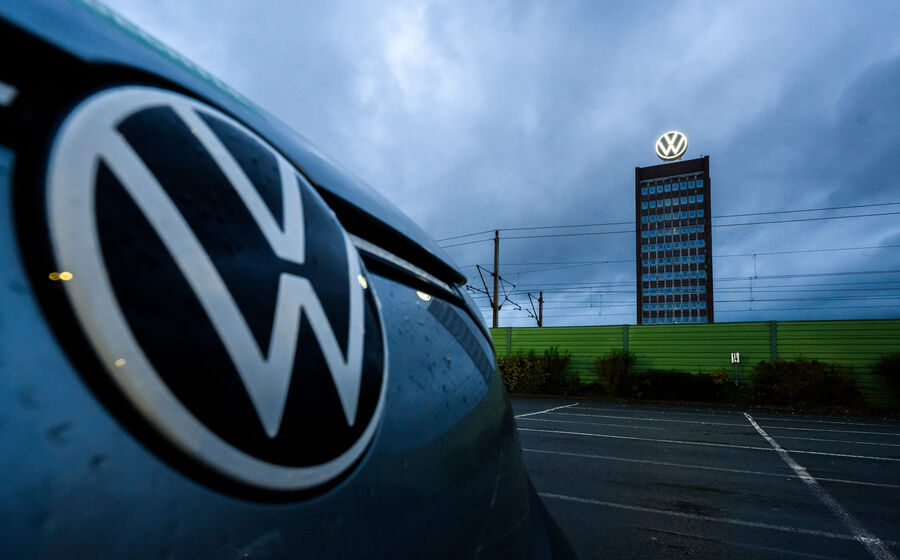 Grupo Volkswagen reduz lucro devido a tarifas e impacto da Porsche