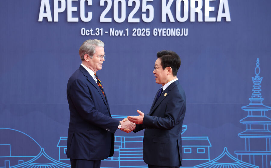 O Presidente sul-coreano, Lee Jae Myung, recebe o secretário do Tesouro dos EUa, Scott Bessent, na cimeira da APEC.