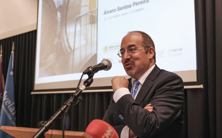 Álvaro Santos Pereira discursa em Coimbra sobre a decisão do BCE