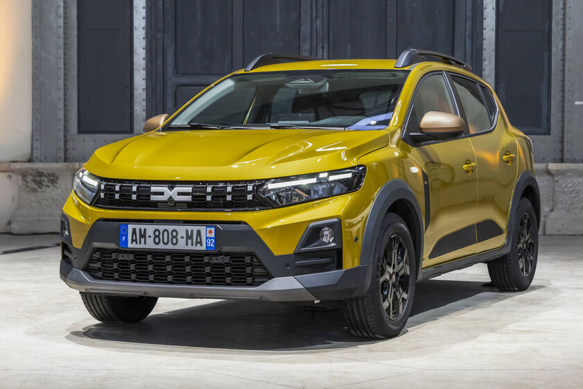 Um Dacia Sandero Stepway amarelo está estacionado num estúdio