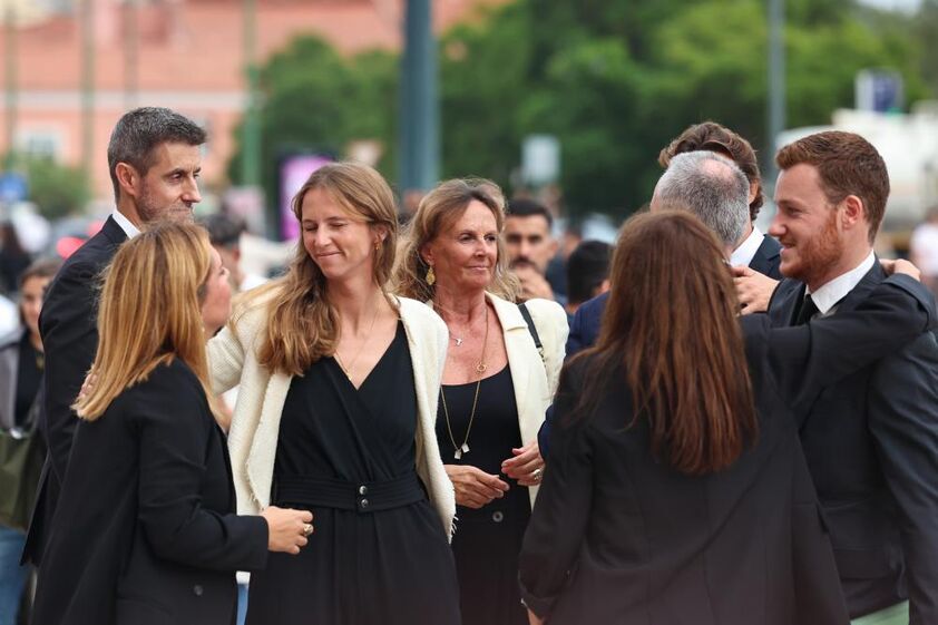 Mónica Balsemão, acompanhada pela sua filha Marta Balsemão e pelo jornalista Daniel Oliveira, à chegada para o velório do seu pai Francisco Pinto Balsemão