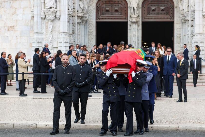 Urna à saida das cerimónias fúnebres de Francisco Pinto Balsemão