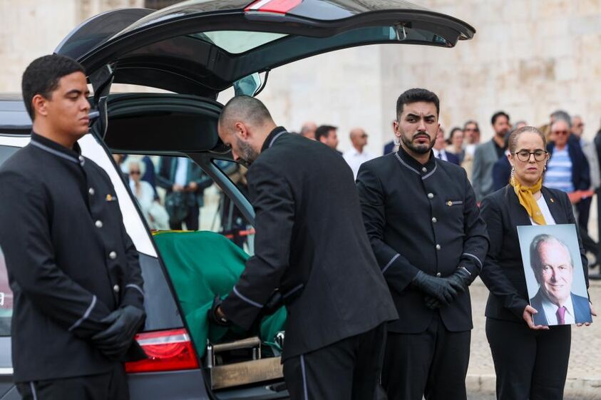 A urna contendo os restos mortais de Francisco Pinto Balsemão é colocada num carro fúnebre que transportará para o funeral