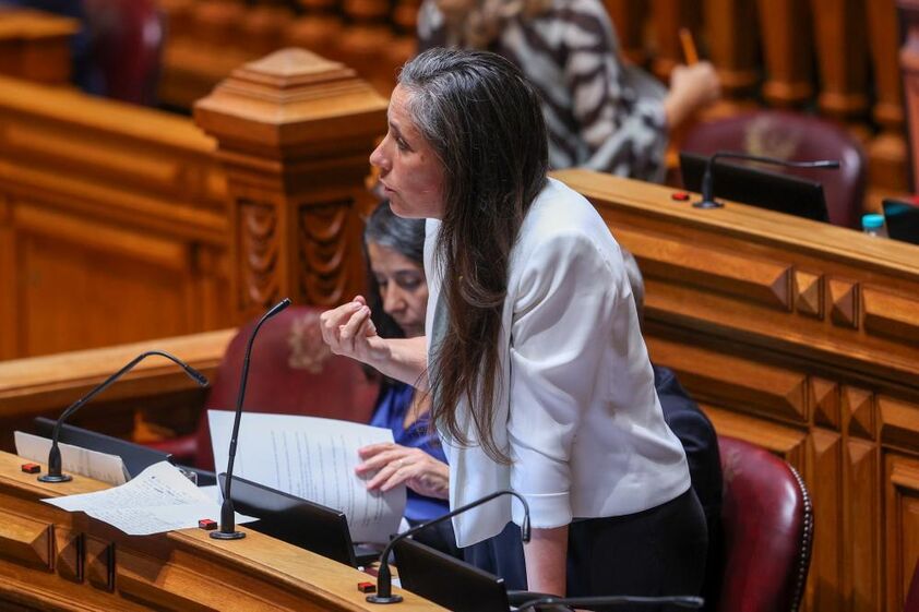 Deputada do Livre discursa no Parlamento durante a discussão do Orçamento