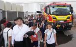 Bombeiros e voluntários num evento com o camião de bombeiros da Scania ao fundo