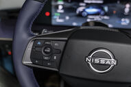 Volante Nissan Leaf destaca comandos e emblema da marca