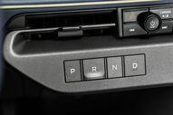 Interior do Nissan Leaf: consola com botões P, R, N, D e comandos