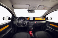 Interior do Renault Twingo elétrico, citadino com design inspirado em 1992