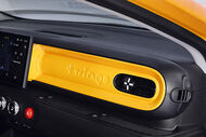 Interior do Renault Twingo elétrico, com painel amarelo e design retro