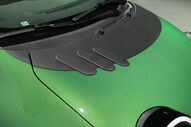 Detalhe do capô verde do novo Renault Twingo, carro citadino e elétrico