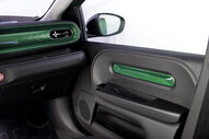 Interior do novo Renault Twingo elétrico, com detalhes em verde