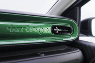 Interior do Renault Twingo com detalhes verdes e design renovado