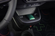 Interior do Renault Twingo elétrico com detalhe para o porta-objetos