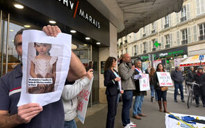 Protesto em Paris contra venda de bonecas 'infantis' na Shein