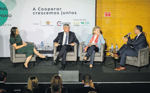 O debate sobre “A importância das cooperativas agroalimentares para a coesão territorial” contou com a participação de Elisa Ferreira, Armindo Monteiro e Silvério Regalado.