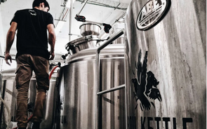 Cerveja artesanal Dois Corvos: fabrico e segredos revelados em Lisboa.