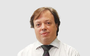 Homem de camisa e gravata surge num artigo sobre o investimento em ouro