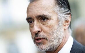 Close-up de José Sócrates com barba grisalha e fato escuro