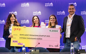 A fundadora Andreia Trigo recebe o cheque de 15 mil euros.