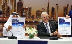 Os CEO da FlyDubai e da Airbus assinam contrato para a encomenda de 150 Airbus A321