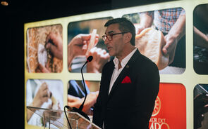 Inauguração de galeria celebra artesãos na Rua das Flores, Porto.
