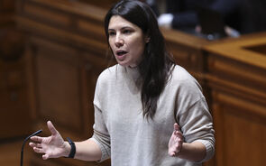 'Governo não tem uma muleta, tem duas: PS e Chega', acusa Bloco de Esquerda