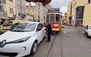 Deputado do Chega estaciona em cima da linha do elétrico na Praça do Martim Moniz