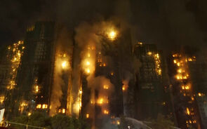 Novas imagens mostram incêndio violento em complexo de arranha-céus em Hong Kong  