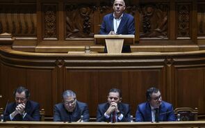 PCP fala de 'choradeira' do Governo sobre excedente. CDS acusa oposição de 'medidas irresponsáveis'