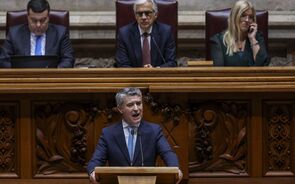 IL acusa Governo de falta de coragem. PCP fala de 'choradeira' sobre excedente