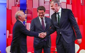 Marcelo Rebelo de Sousa cumprimenta Luís Montenegro e Rui Rocha