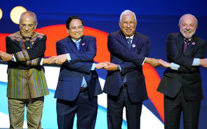 Líderes mundiais dão as mãos num gesto de união em evento global