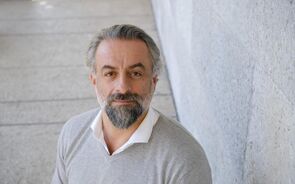 Retrato de Ricardo Penarroias, com barba e cabelo grisalho