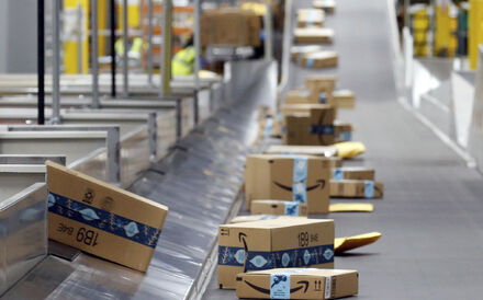 Caixas da Amazon numa linha de produção