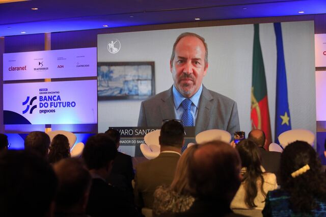 Álvaro pede modelos de governação seguros para fazer face a riscos da IA