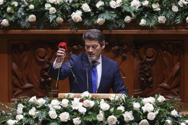 Flores geram polémica: André Ventura retira cravos vermelhos e diz que 'o dia é de rosas brancas'