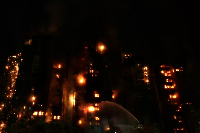 Vídeo mostra megaincêndio em Hong Kong que destrói complexo de dois mil apartamentos