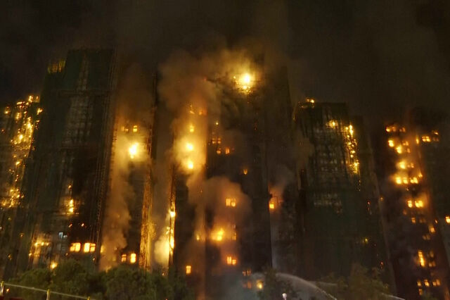 Sobe para 55 o número de mortos no incêndio em Hong Kong. Fogo continua ativo