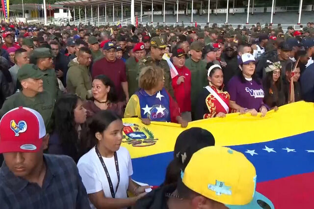 Apoiantes de Maduro marcham na Venezuela em momento de tensão com os EUA  