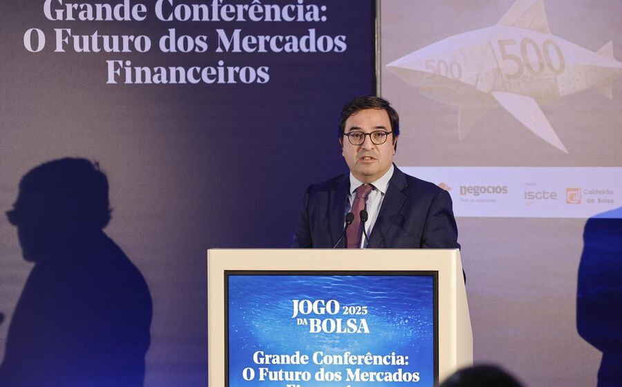 Mário Carvalho Fernandes analisou a evolução da economia e dos mercados destacando o crescimento robusto dos Estados Unidos e defendendo uma carteira diversificada e prudente perante a incerteza global.