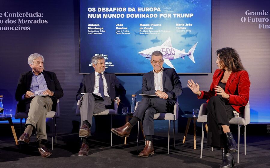O debate “Os Desafios da Europa num Mundo Dominado por Trump” contou com a participação de António Mendonça, João Queiroz, Manuel Puerta da Costa, e Maria João Tomás