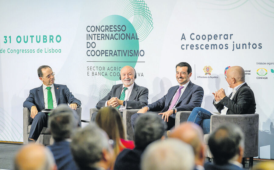 O debate sobre “O papel que a banca cooperativa pode desempenhar no futuro da economia global” contou com a participação de João Duque, Bernabé Sánchez-Minguet Martínez, e Sérgio Raposo Frade. 