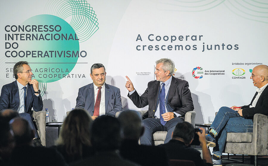 O debate “O cooperativismo e a responsabilidade social - inclusão financeira e proximidade” contou com a participação de Licínio Pina, Álvaro Beleza e Eduardo Baamonde.